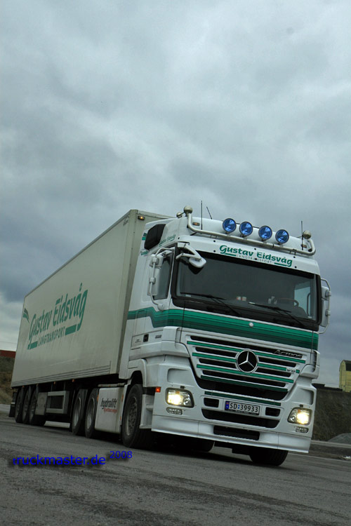 Actros V8